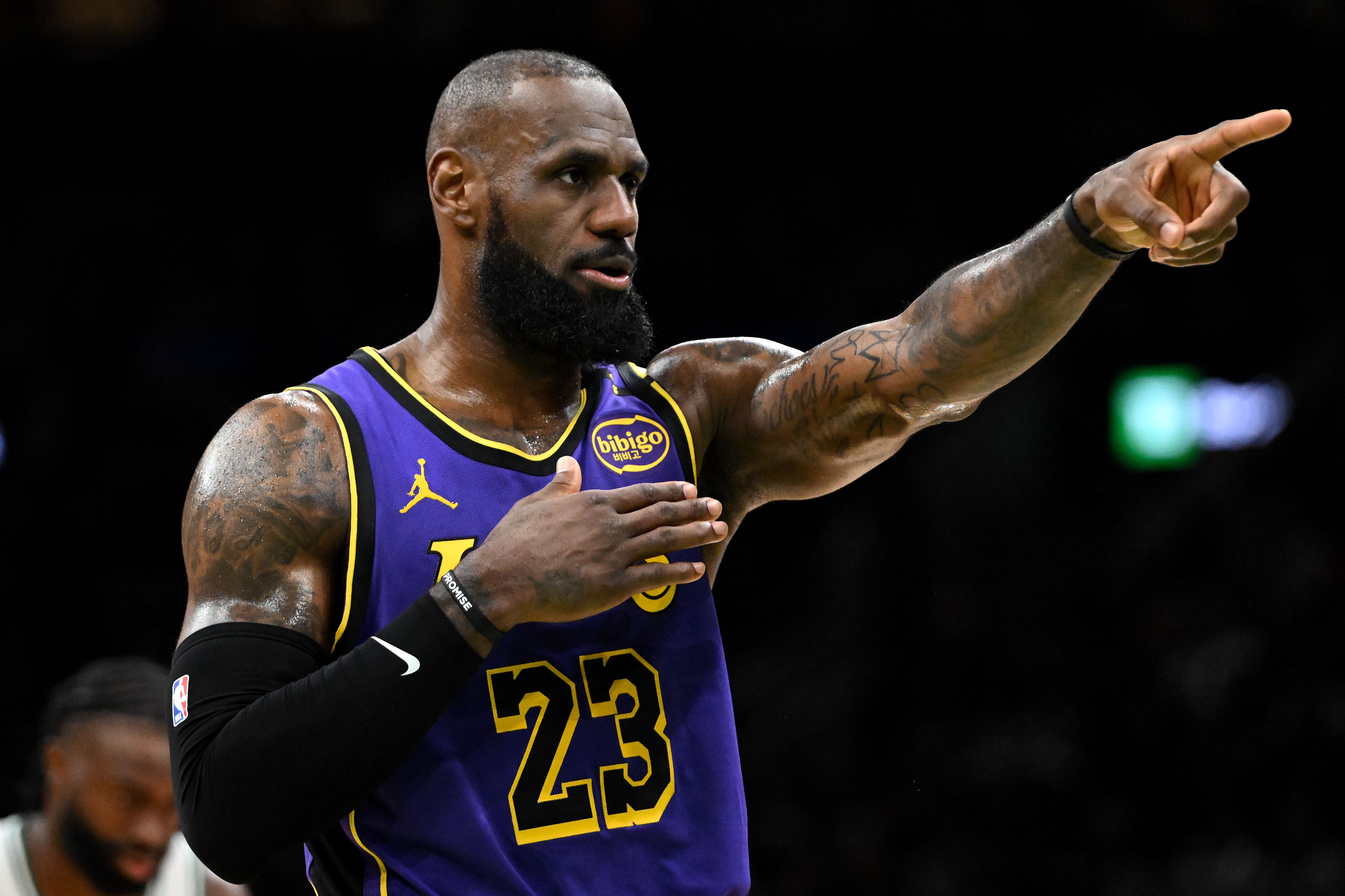 萧华谈詹姆斯与A-史密斯交锋：其他项目都互吹 NBA却总有这种争论