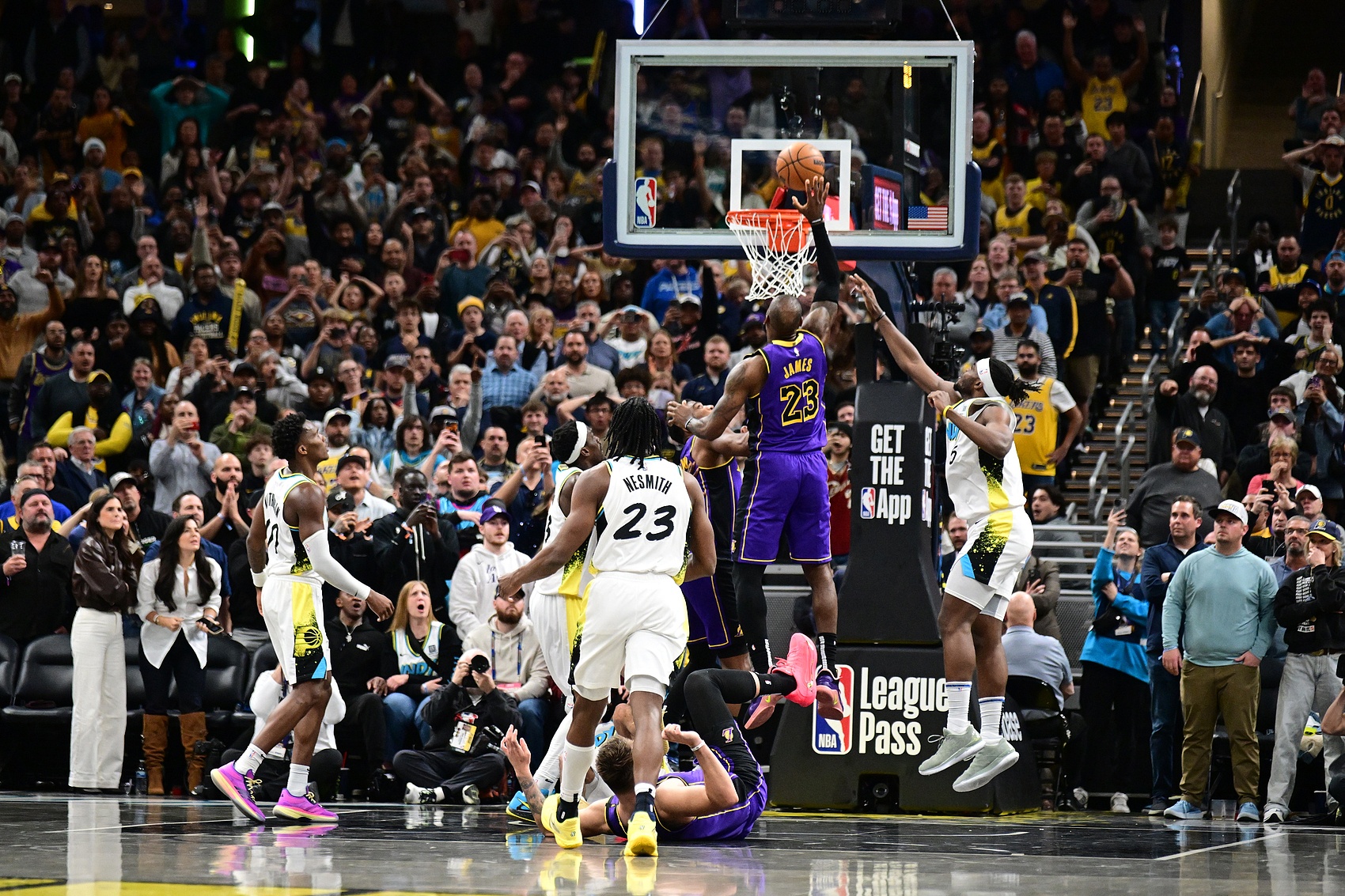 NBA历史唯二面对同一支球队有过3次压哨绝杀的球员：乔丹和詹姆斯